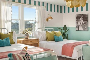 5 chambres, bureau, fer et planche à repasser, lit parapluie