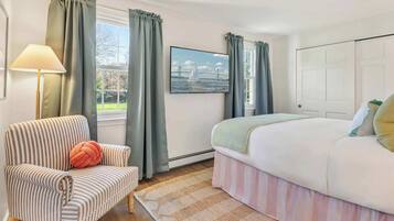 5 quartos, escrivaninha, ferros/tábuas de passar roupa, berço de viagem