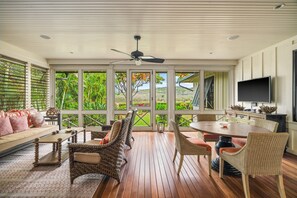 Smart-TV, peis og bøker