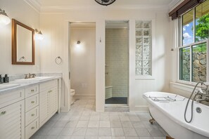 Shower, hair dryer, towels - Spacious 3 Bed Cottage w AC, BBQ, Firepit (Koloa)