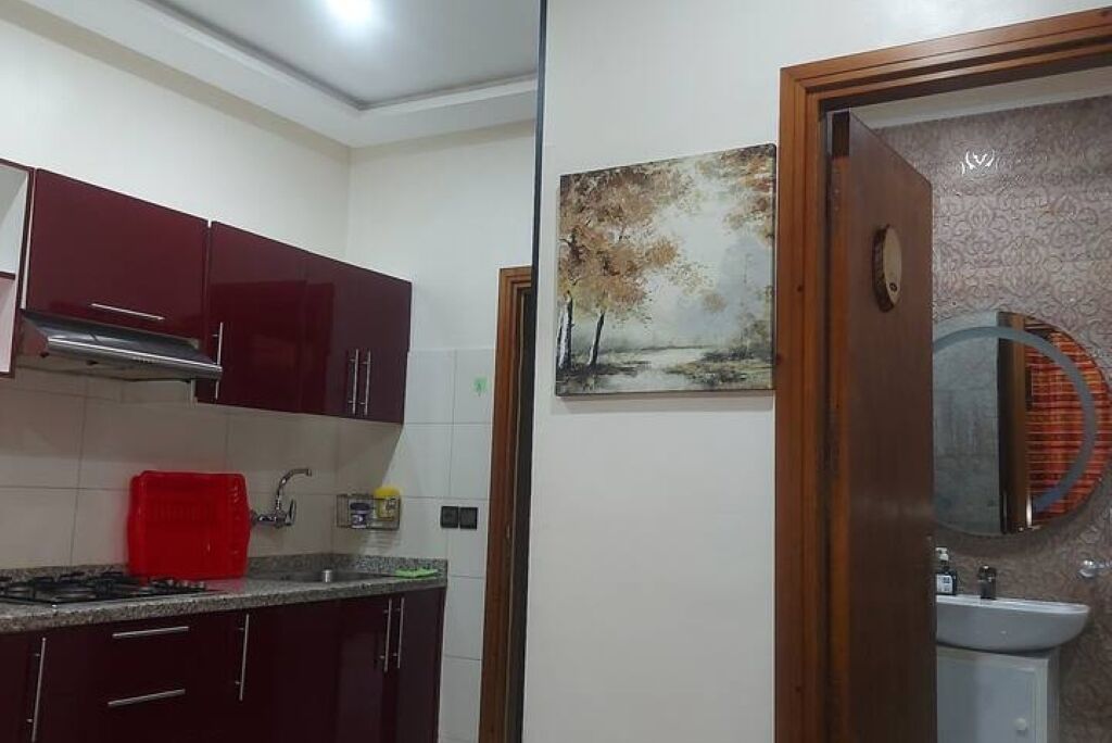 Réfrigérateur, micro-ondes, plaque de cuisson, bouilloire électrique