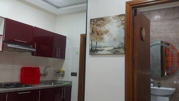 Réfrigérateur, micro-ondes, plaque de cuisson, bouilloire électrique