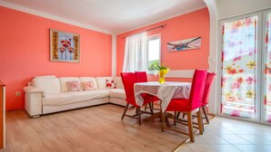 Dining - Cosy apartment for 7 people with WIFI, A/C, TV, terrace and panoramic view (Senj)