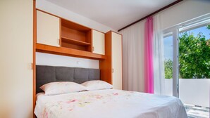 Room - Cosy apartment for 7 people with WIFI, A/C, TV, terrace and panoramic view (Senj)
