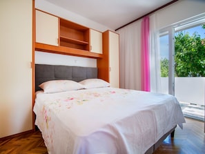 Travel cot, free WiFi