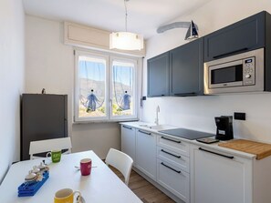 Microwave, toaster, high chair, dining tables - Cosy apartment for 4 guests with A/C, WIFI, TV and balcony (Ceriale)