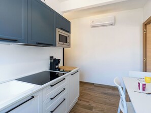 Micro-ondes, grille-pain, chaise haute, tables à manger