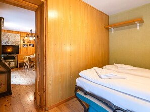 1 bedroom, travel crib