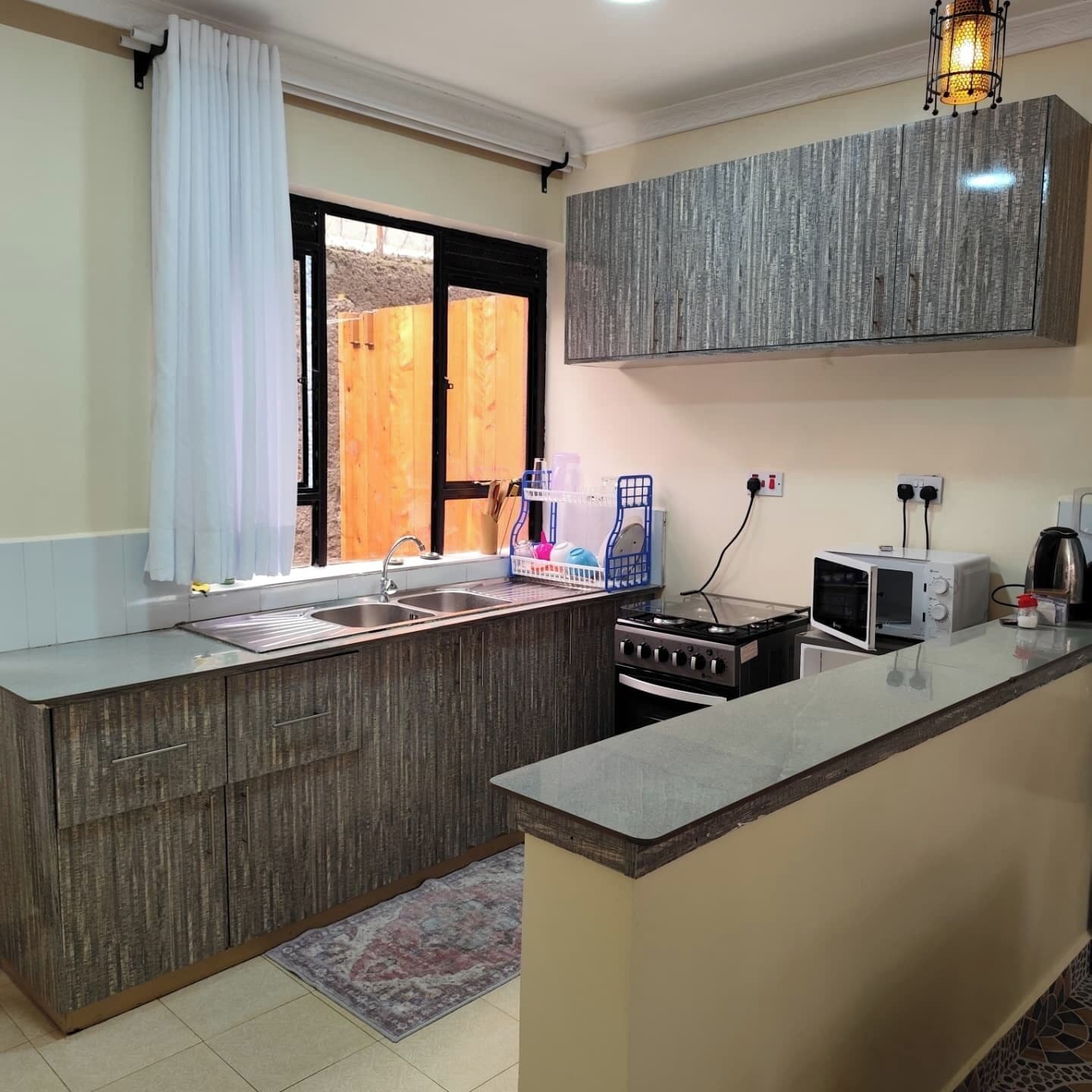 Apartament familiar, vistes a la ciutat | Cuina privada | Frigorífic, microones i utensilis de cuina, vaixella i coberteria 