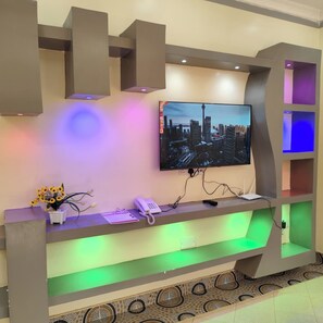 Familie appartement, uitzicht op de stad | Woonruimte | Een 24-inch smart-tv met digitale zenders