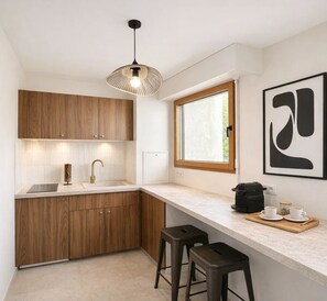 Estudio Confort, vistas al jardín | Cocina privada | Frigorífico pequeño, máquina de café espresso y hervidor eléctrico