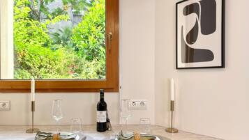 Estudio Confort, vistas al jardín | Cocina privada | Frigorífico pequeño, máquina de café espresso y hervidor eléctrico