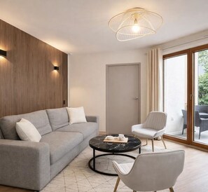 Studio Confort, vue sur le jardin | Aire de séjour | Téléviseur connecté