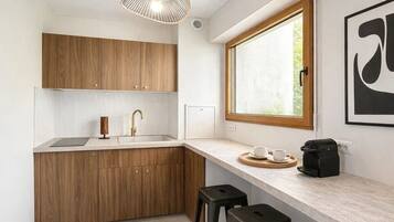 Estudio Confort, vistas al jardín | Cocina privada | Frigorífico pequeño, máquina de café espresso y hervidor eléctrico