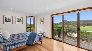 4 bedrooms, iron/ironing board
