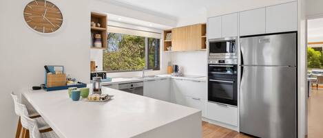 Fridge, oven, stovetop, dishwasher