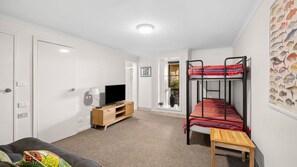 4 Schlafzimmer, Bügeleisen/Bügelbrett