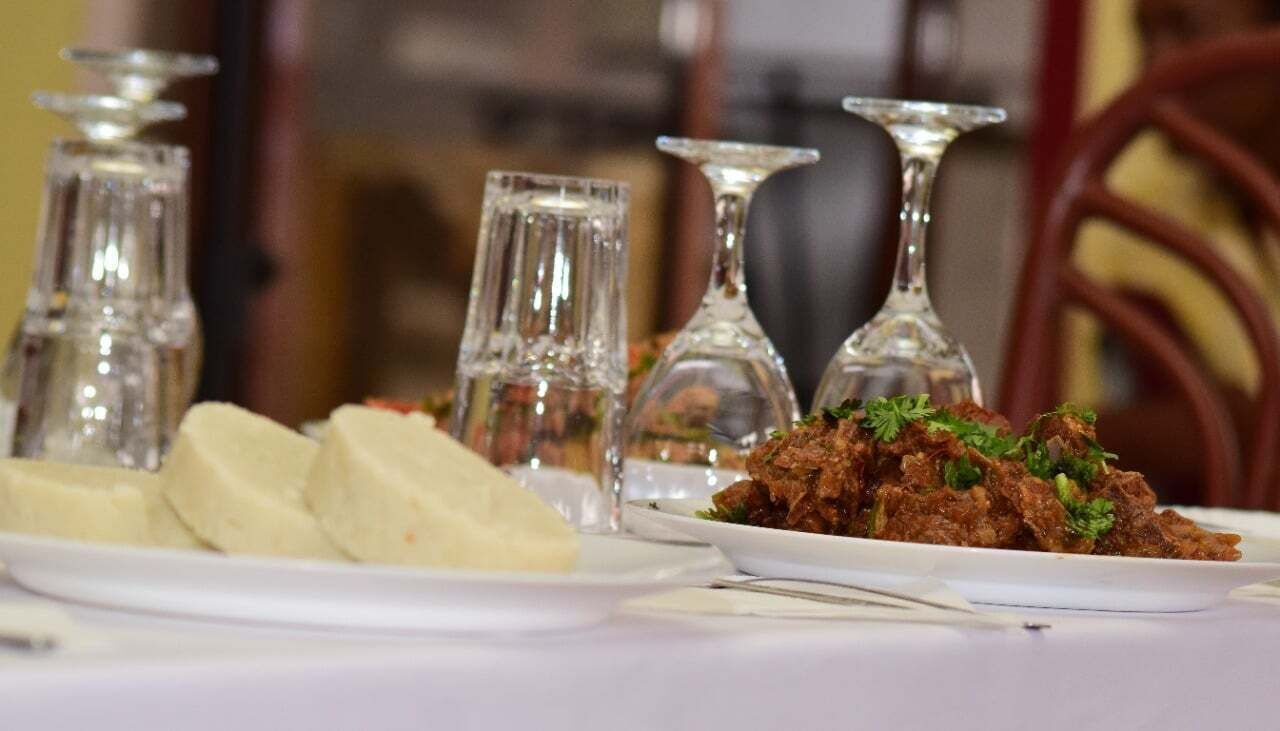 Un tavolo da pranzo con piatti di cibo e portaprezzemolo.