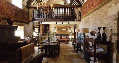 Fabulous Great hall in the center of Castle combe