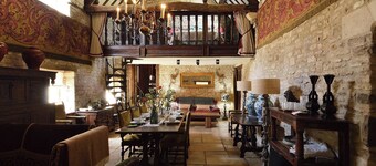 Fabulous Great hall in the center of Castle combe