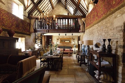 Fabulous Great hall in the center of Castle combe