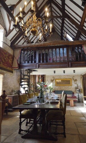 Fabulous Great hall in the center of Castle combe