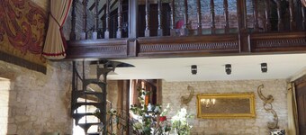 Fabulous Great hall in the center of Castle combe