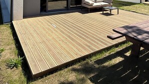 A modern house with a large deck, a built-in sofa, and a dining area. - Charming 2-bedroom bungalow with AC, WiFi in enchanting Niesulice for 6 person (Niesulice)