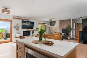 Interior - NEW! VIEWS|2 GAMEROOMS|HOT TUB|SAUNA (Bryson City)