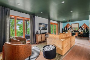 Smart TV, fireplace, video games, foosball - NEW! VIEWS|2 GAMEROOMS|HOT TUB|SAUNA (Bryson City)