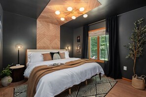 Desk, travel crib, WiFi, bed sheets - NEW! VIEWS|2 GAMEROOMS|HOT TUB|SAUNA (Bryson City)