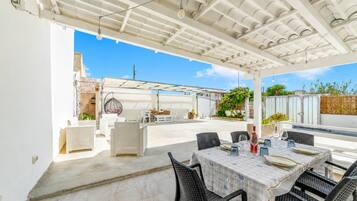 Vila família, 2 quartos, 2 banheiros, de frente para o mar (Villa Benedetta 50m from Beach) | Opções para refeição ao ar livre