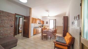 Family Villa, 2 Bedrooms, 2 Bathrooms, Sea Facing (Villa Benedetta 50m from Beach) | Interior