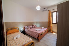 Familievilla, flere soverom, 2 bad, sjøvendt (Villa Benedetta 50m from Beach) | 2 soverom, wi-fi (inkludert) og sengetøy