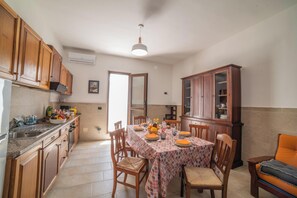 Familjevilla - flera sovrum - 2 badrum - mot havet (Villa Benedetta 50m from Beach) | Restauranger