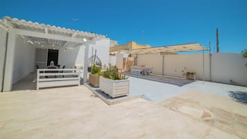 Family Villa, Multiple Bedrooms, 2 Bathrooms, Sea Facing (Villa Benedetta 50m from Beach) | Outdoor dining