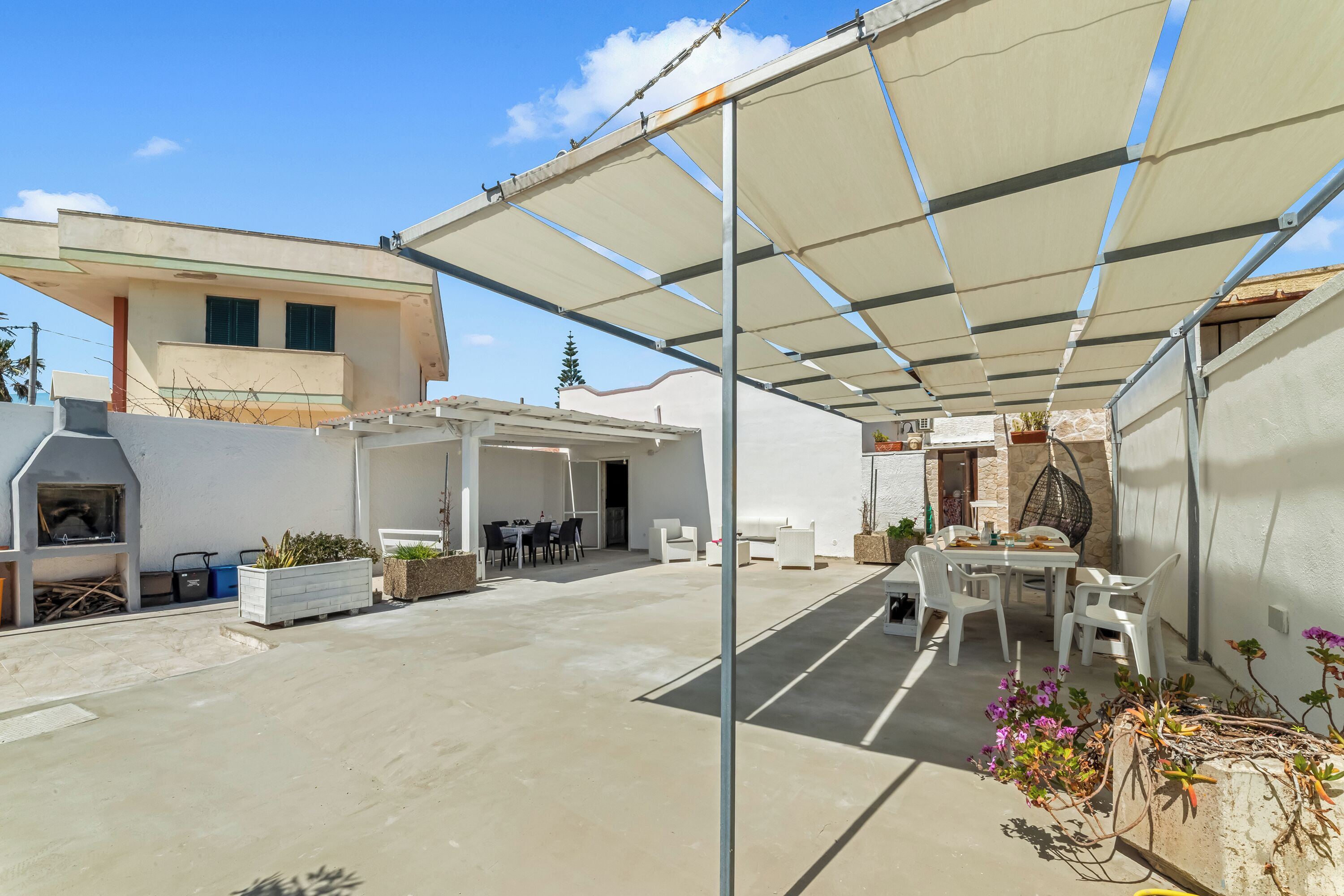 Villa familiar, varias habitaciones, 2 baños, frente al mar (Villa Benedetta 50m from Beach) | Restaurante al aire libre