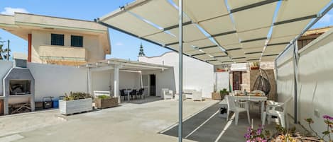 Villa familiar, varias habitaciones, 2 baños, frente al mar (Villa Benedetta 50m from Beach) | Restaurante al aire libre