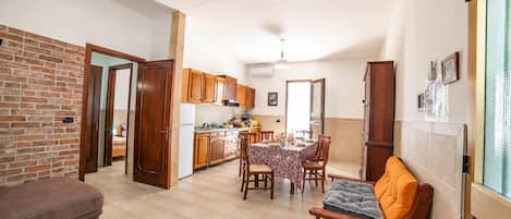 Family Villa, 2 Bedrooms, 2 Bathrooms, Sea Facing (Villa Benedetta 50m from Beach) | Interior