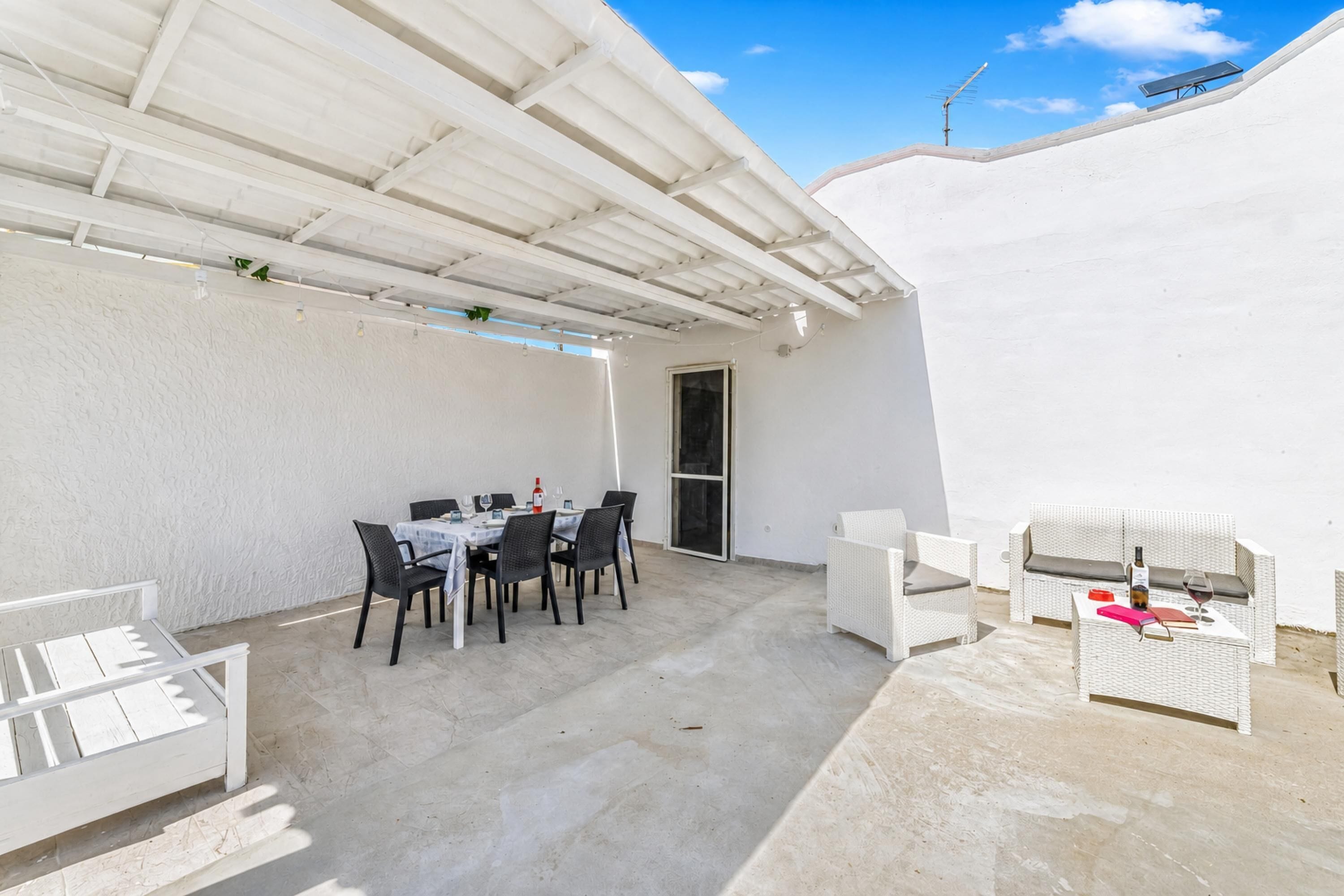 Familienvilla, 2 Schlafzimmer, 2 Bäder, Meerseite (Villa Benedetta 50m from Beach) | Speisen im Freien