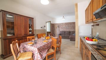 Biệt thự dành cho gia đình, 2 phòng ngủ, 2 phòng tắm, đối diện biển (Villa Benedetta 50m from Beach) | Khu ăn uống