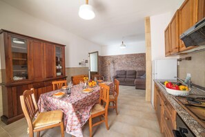 Villa familiar, varias habitaciones, 2 baños, frente al mar (Villa Benedetta 50m from Beach) | Restaurantes