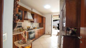 Villa Familiale, 2 chambres, terrasse (Fortino House From 300 Meters To Sea) | Cuisine privée | Réfrigérateur, four, plaque de cuisson, lave-vaisselle