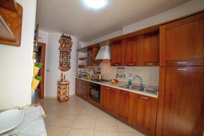 Villa familiar, varias habitaciones (Fortino House From 300 Meters To Sea) | Cocina privada | Refrigerador, horno, parrilla de estufa y lavavajillas 