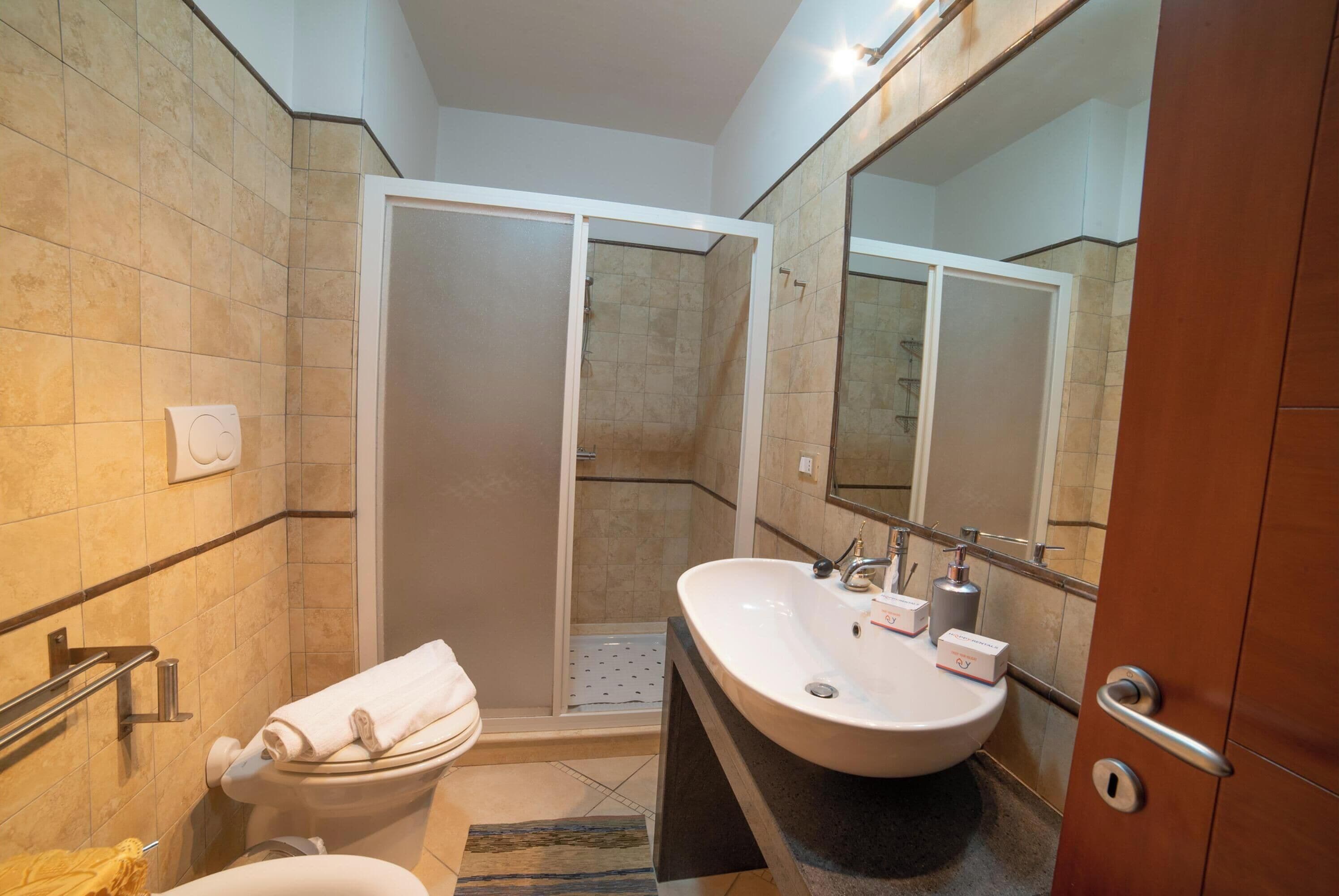 Villa familiare, camere multiple (Fortino House From 300 Meters To Sea) | Bagno | Vasca e doccia separate, bidet, asciugamani, sapone