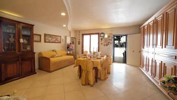Familienvilla, Mehrere Schlafzimmer (Fortino House From 300 Meters To Sea) | Speisen