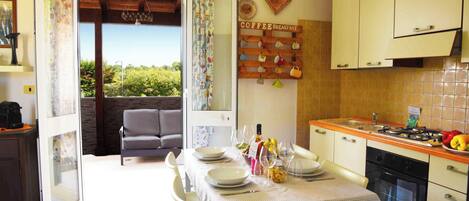 ファミリー アパートメント ベッドルーム (複数) (Eurovillage apartment - Pool) | 専用キッチン | 冷蔵庫、コンロ、コーヒー / ティーメーカー、調理器具と食器