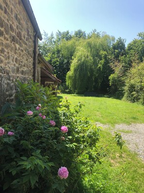 Property grounds - Charming little house between land and sea in a green setting (Unknown)
