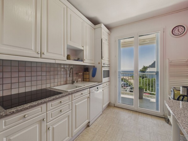 Kühlschrank, Mikrowelle, Ofen, Geschirrspüler