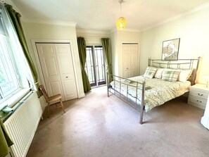 4 bedrooms, iron/ironing board, free WiFi, bed sheets